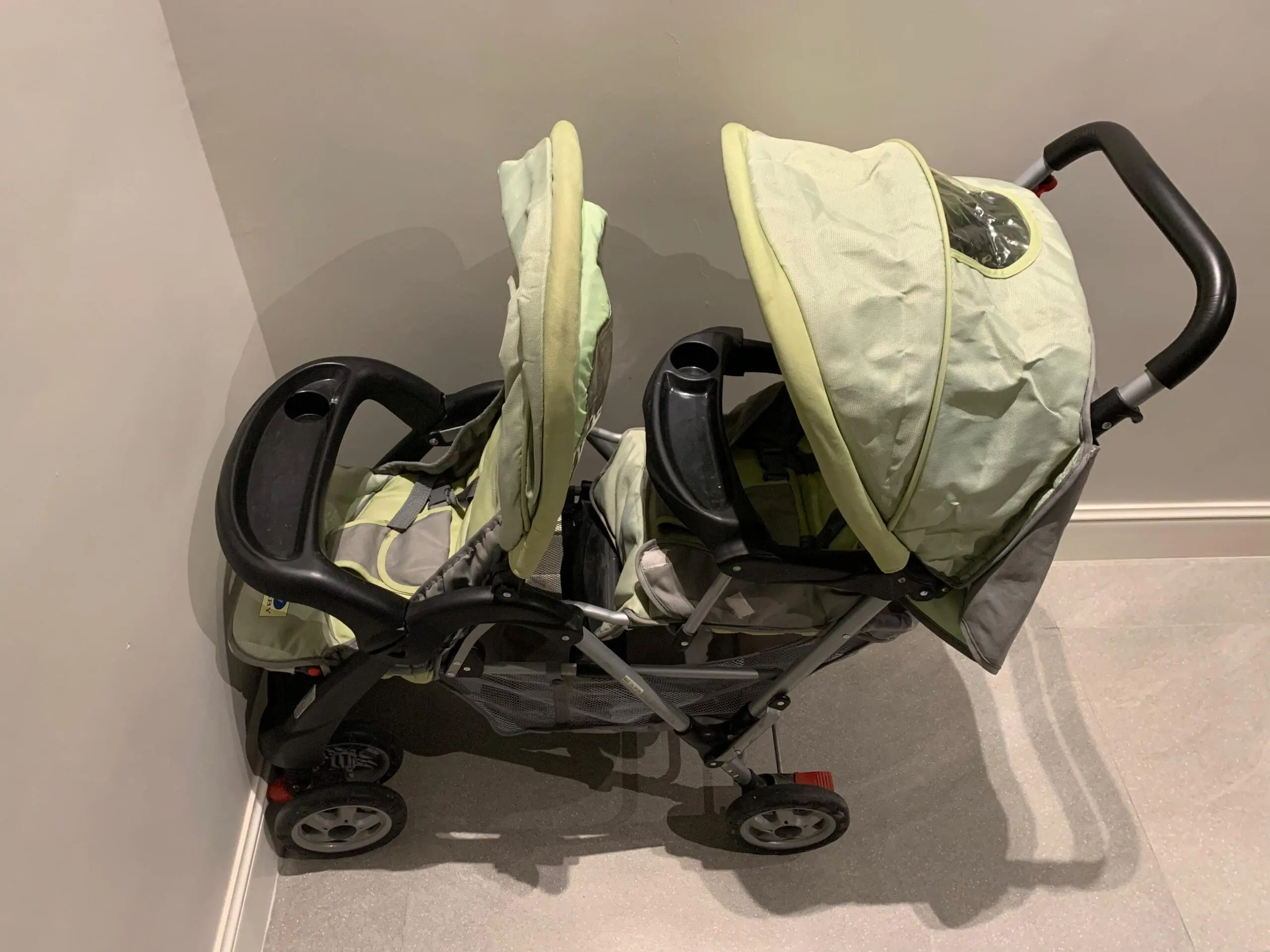 للبيع عربة اطفال مزدوجة