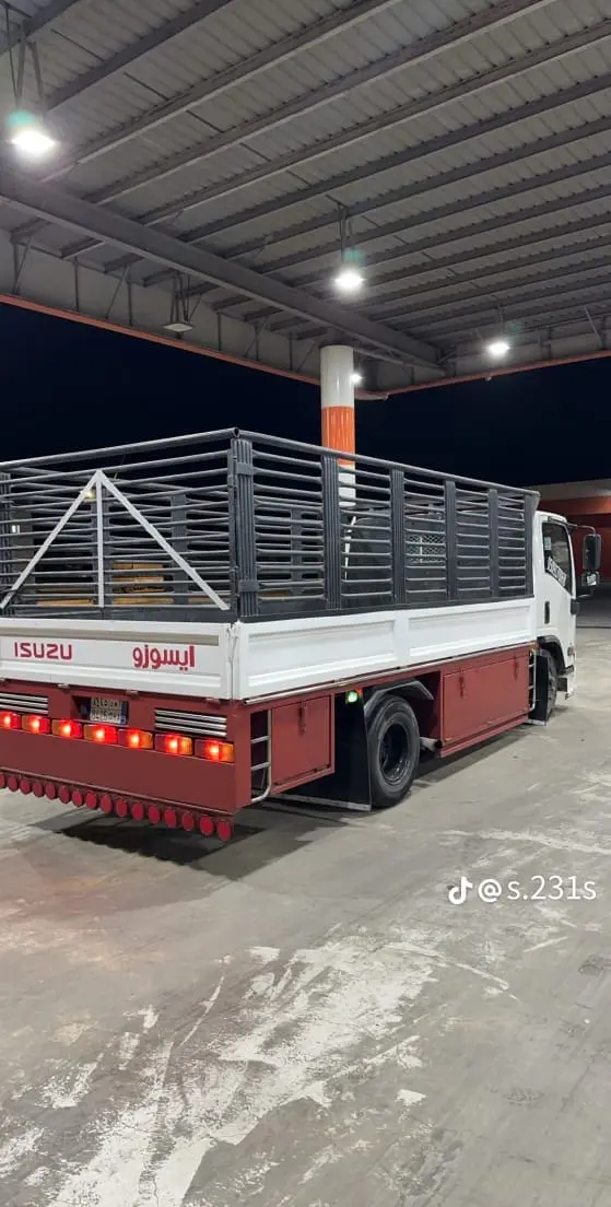 دينا طش ورمي الاثاث التالف بالرياض