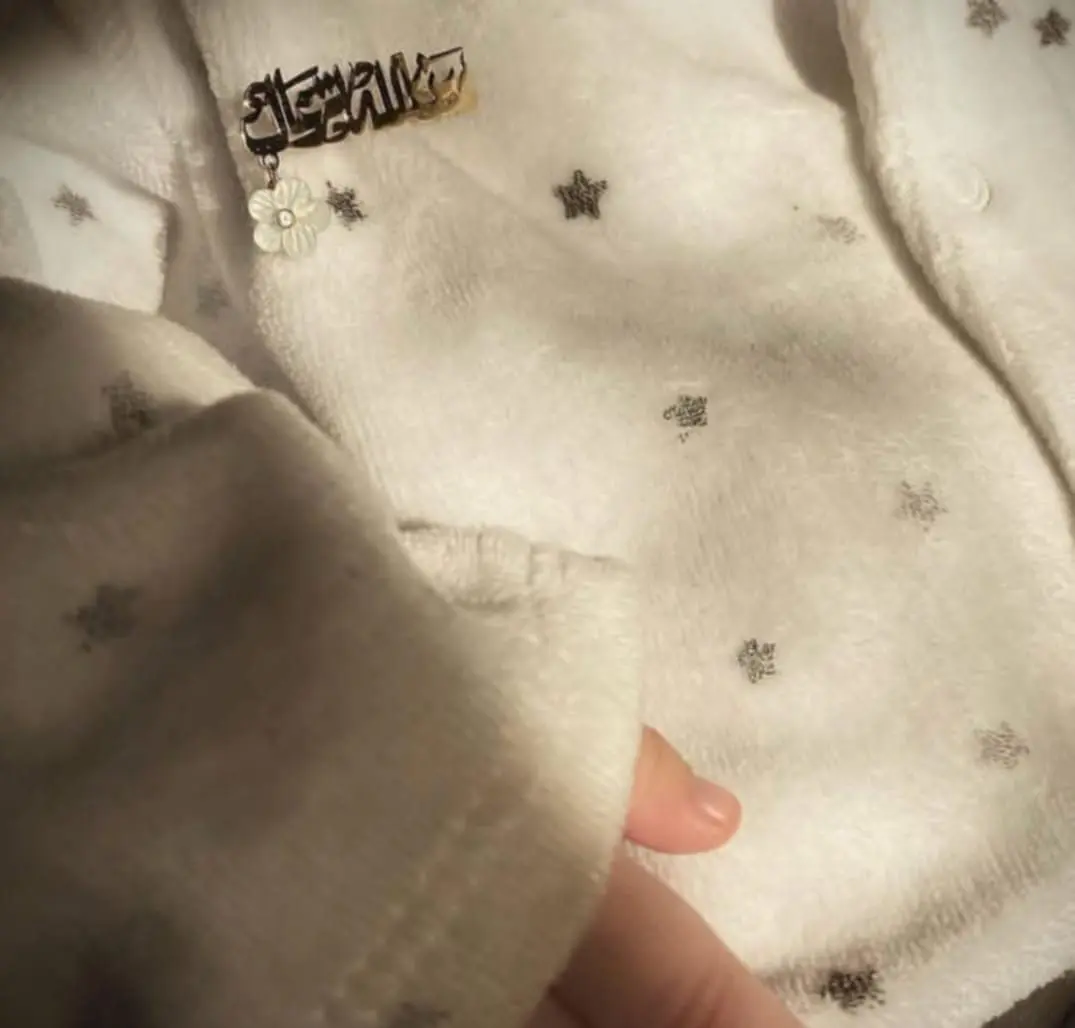 *دللي طفلتك ببروش يحمل اسمها مزين بلؤلؤ🌸* ا