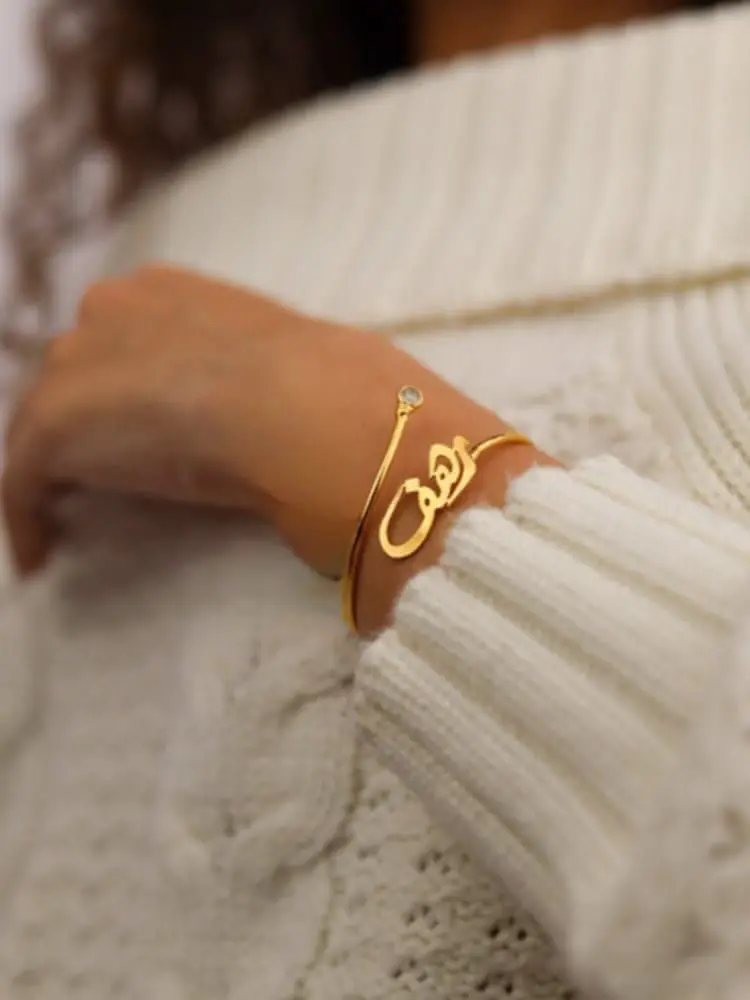 اساور بالاسم حسب الطلب مطليه بالذهب