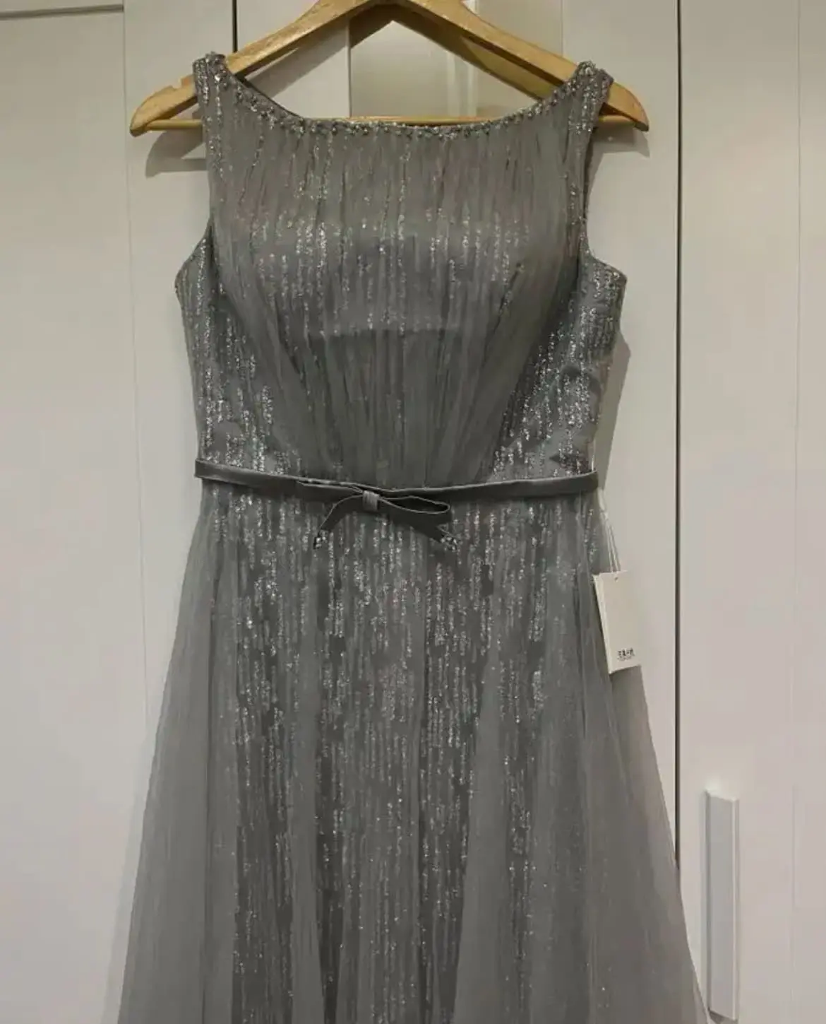 فستان سهرة فضي