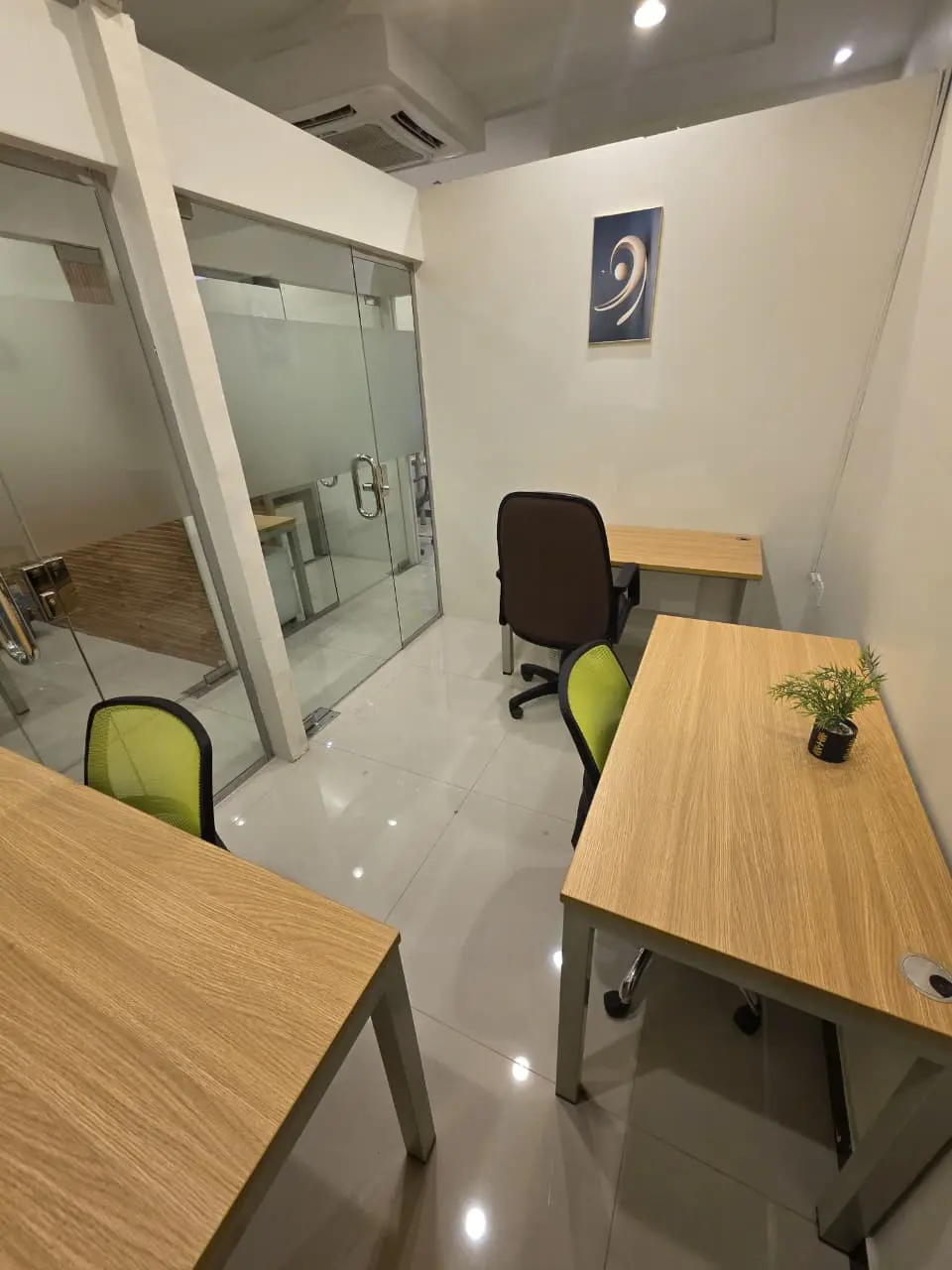 مكاتبك الخاصة والمشتركة وقاعات الاجتماعات… كلها جاهزة لك!