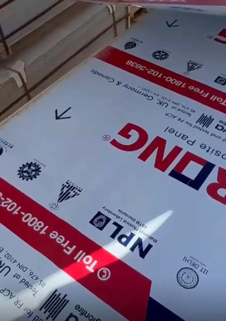 للبيع كلادينج كمية اللون سلفر مقاس 366 *125