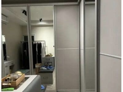 غرفة ملابس من المخازن الراقية للبيع