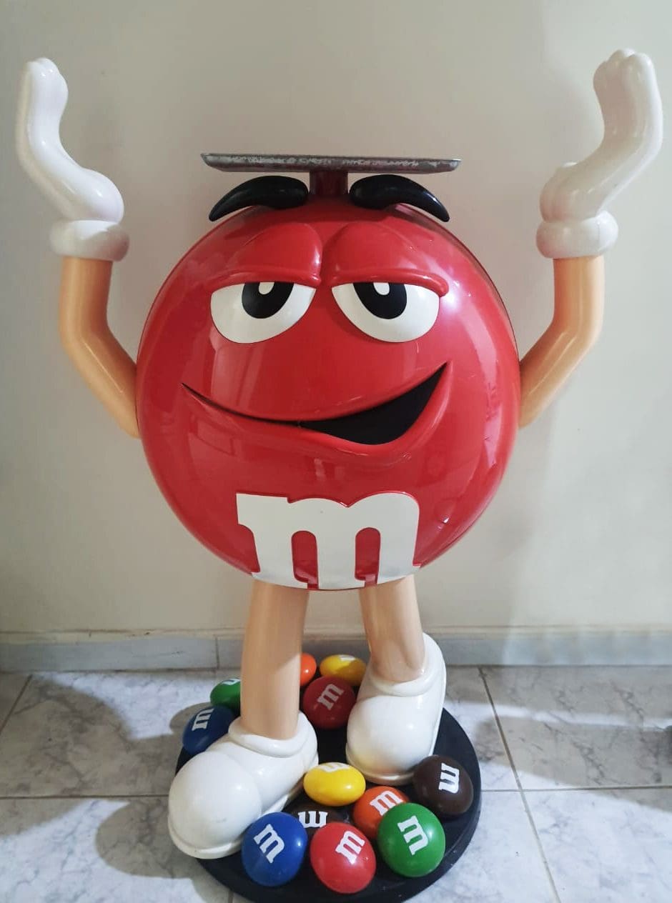 شخصية M&M حامل للتلفاز
