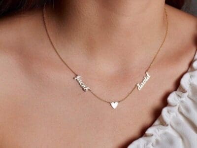 سلسال باسمين يتوسطهما قلب تصميم سلسال باسمين من اختيارك كل اسم على جان