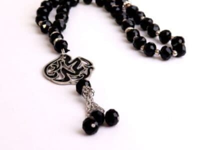 سبحة مبطن بالاسم تصمم حسب الطلب هي الشيء الذي نذكر بها الله عز وجل،