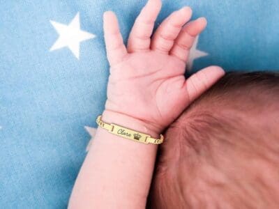 أسوارة أطفال بالاسم مصنوعة بدقة وعناية، لتكون رمزًا للأناقة والشخصية