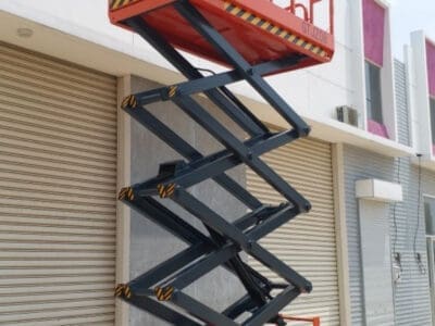 ايجار روافع شوكيه وسقالات كهربائيه