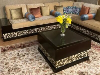 كنب مغربي زاوية مزين بخزف مع لوحة وطاولة