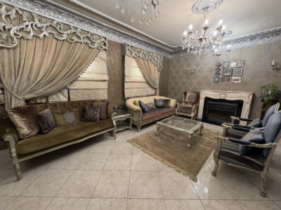 كنب مكون ثلاثة صوفا كبير و٤ مفرد مع ستارتين وطاولات خدمة