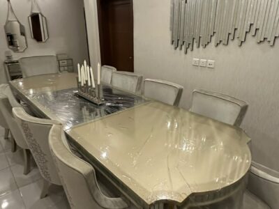 طاولة طعام مع بوفية